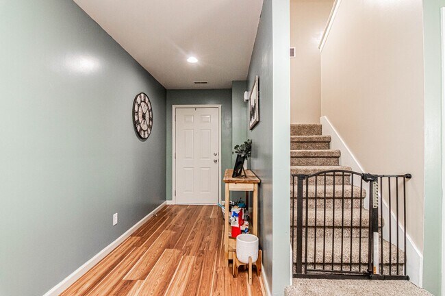 Building Photo - Spacious Duplex