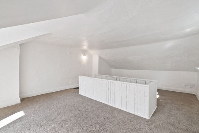Foto del edificio - 2 bed 1 bath - great location, spacious, l...