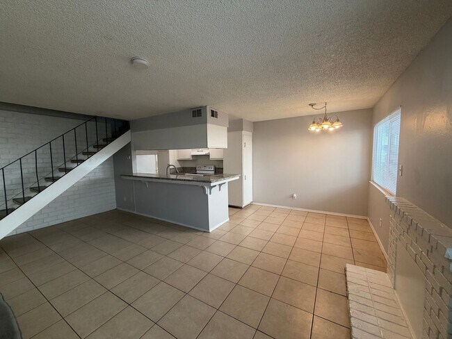 Building Photo - 2 Bedroom Townhouse in Foothill Farms