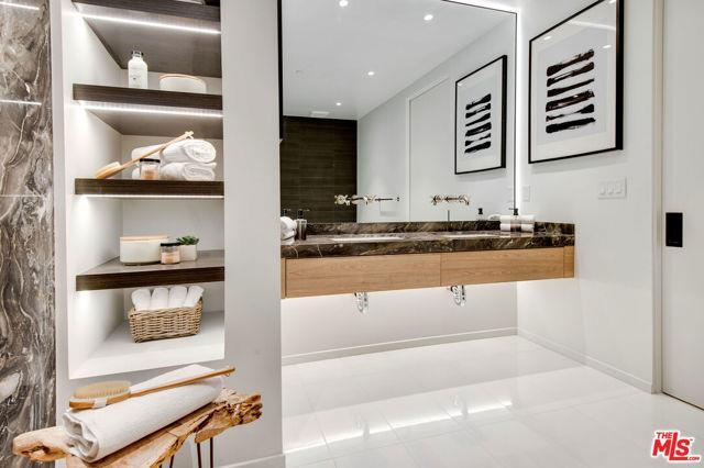Foto principal - 1030 Kings Rd