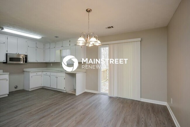 Foto del edificio - 3 Bedroom Pet-Friendly Home in Ellenwood, GA with Main Street Renewal