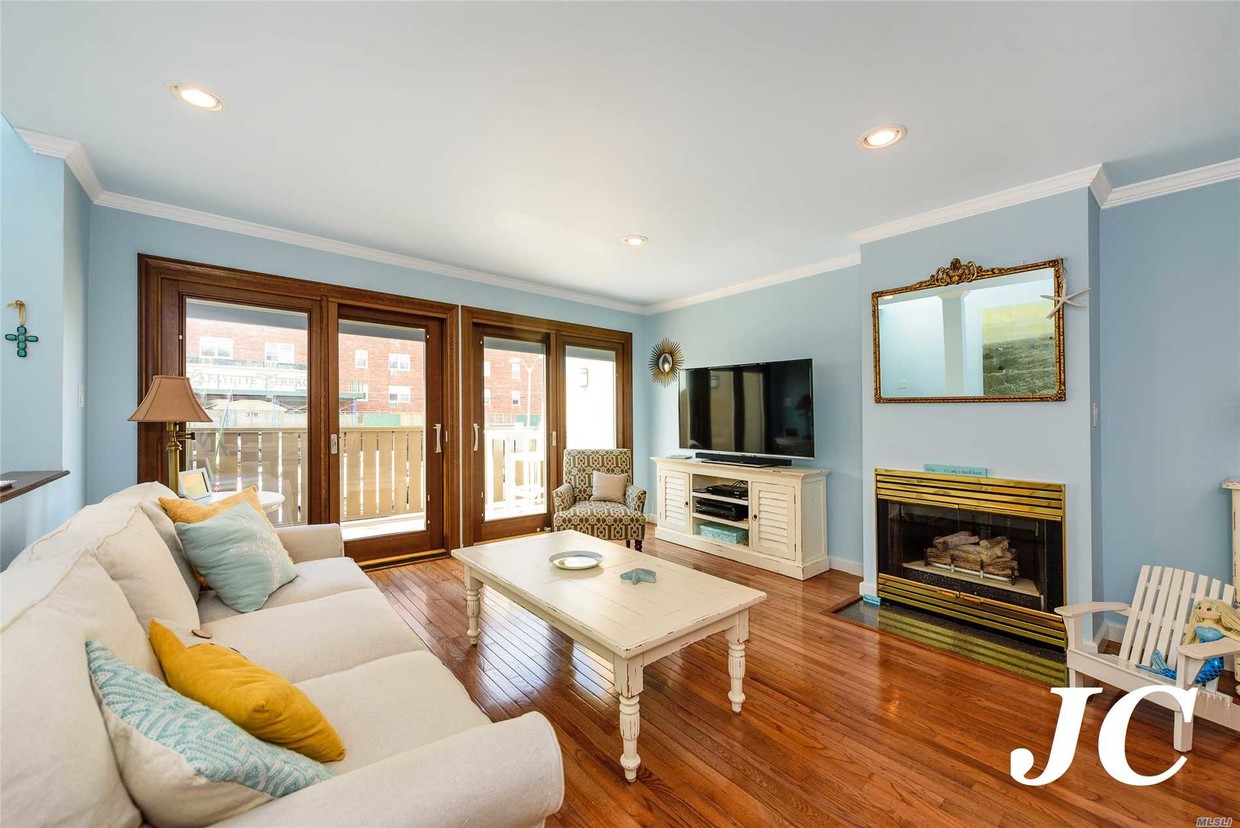 Foto principal - 379 W Broadway