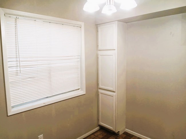 Building Photo - 272 W Viola St