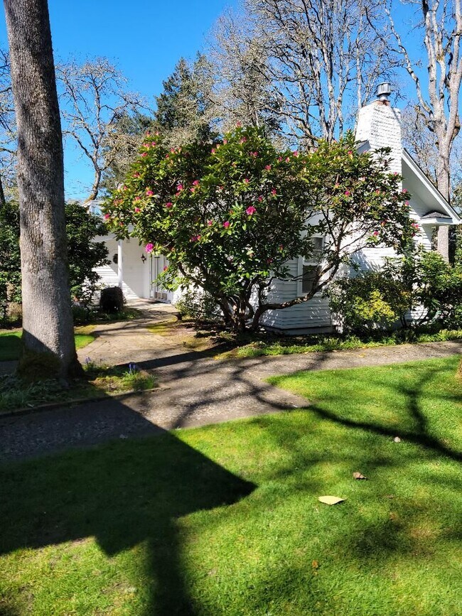 Foto del edificio - Beautiful Craftsman-style 3 bedroom, 2 bath home (1632 sq ft)  near Lake Steilacoom PLUS studio c...