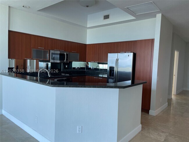 Foto del edificio - 14951 Royal Oaks Ln