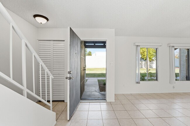 Foto del edificio - Beautiful 3-Bedroom Townhome in Northern Manor West