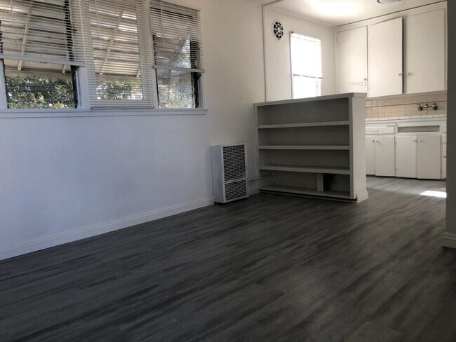 Building Photo - 9217 Las Tunas Dr