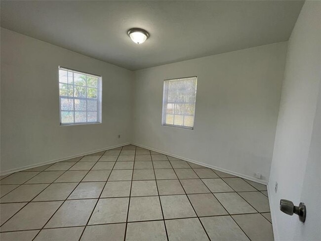 Foto del edificio - 343 Arlington Rd