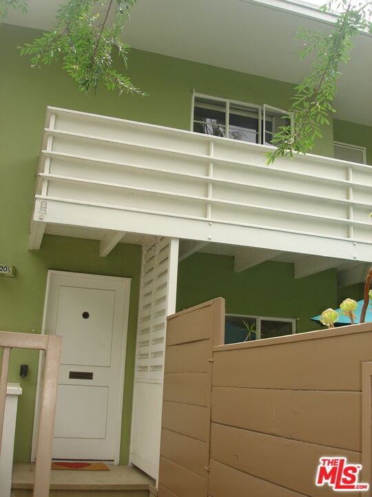 5320 1/2 Village Green, Los Angeles, CA 90016 Room for Rent in Los