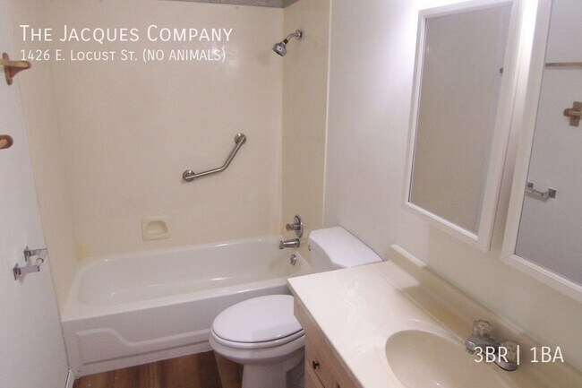 Foto del edificio - Feels Like New Inside 3 Bedroom 2 Living A...