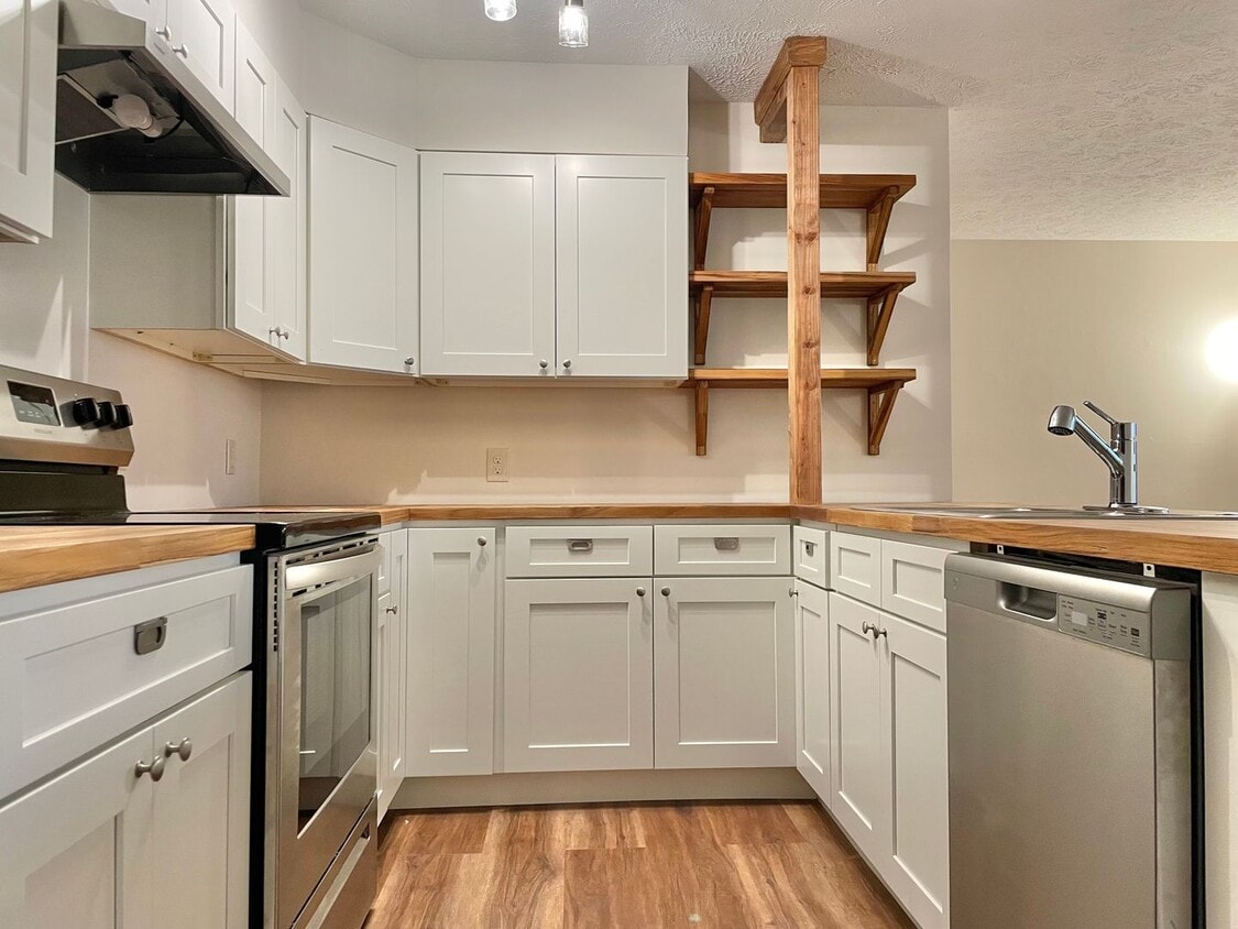 Renovated Quadplex unit in rural setting close to exit 113 - Renovated Quadplex unit in rural setting close to exit 113