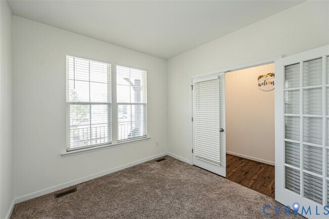 Foto del edificio - 8105 Lyman Ct