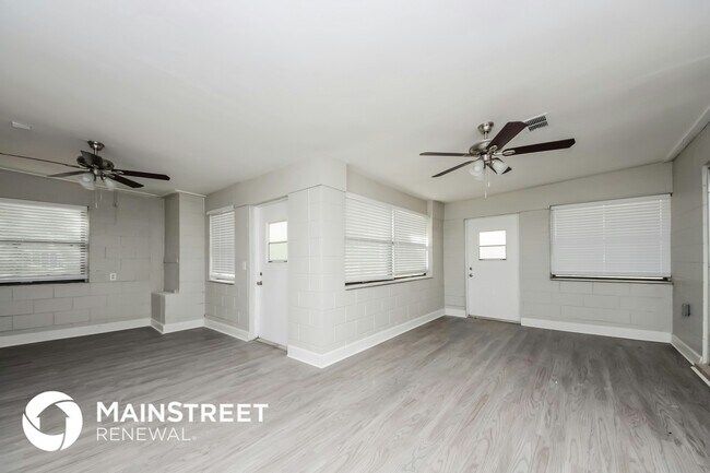 Foto del edificio - 7121 Laurel Hill Dr