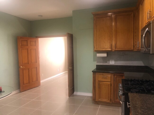 Foto del edificio - 15234 La Valle St
