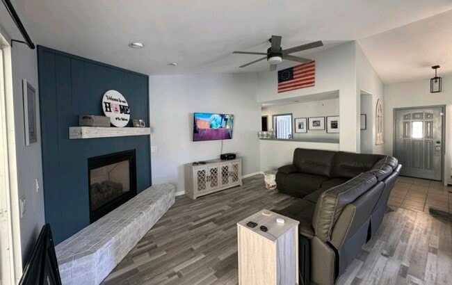 Building Photo - 3 bedroom 2 bath home with bonus room close to schools and shopping. Rv and or boat parking.