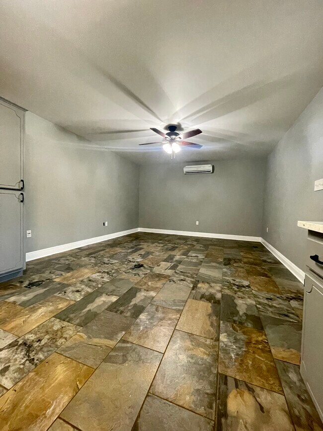 Building Photo - 135 Tripp Ln