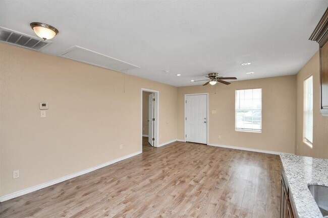 Building Photo - 706 Harris Ave