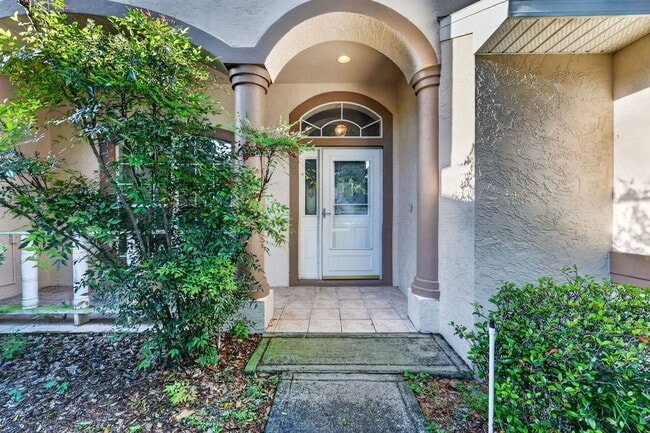 Building Photo - Available NOW - 3/2 Split Plan Home in Eustis with large Florida Rm!