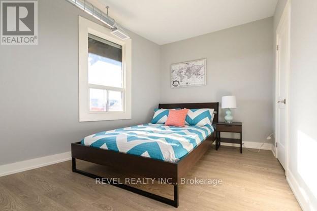 Building Photo - 1000 King St E