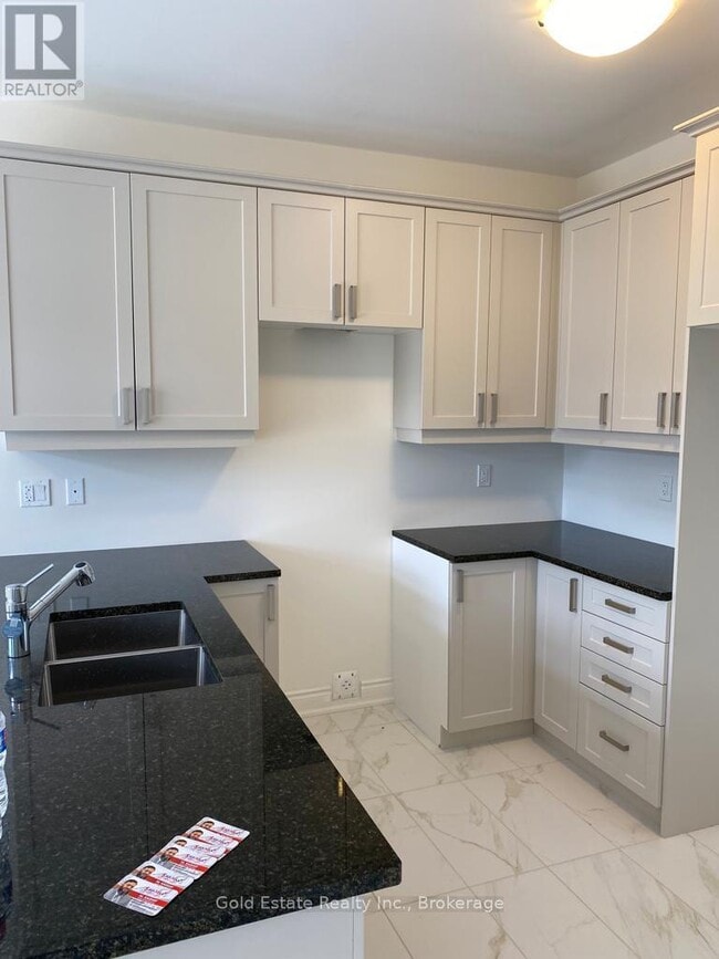 Building Photo - 46 Harpin Wy W