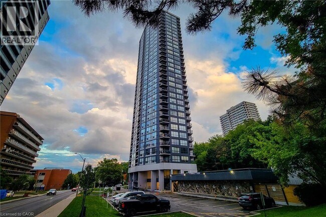 Photo du bâtiment - 150 Charlton Ave E