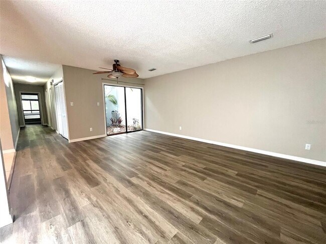 Foto del edificio - 6576 Sweetbriar Ln