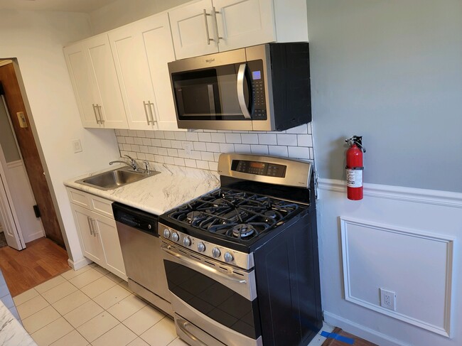 Foto del edificio - 65 Hemlock Ln