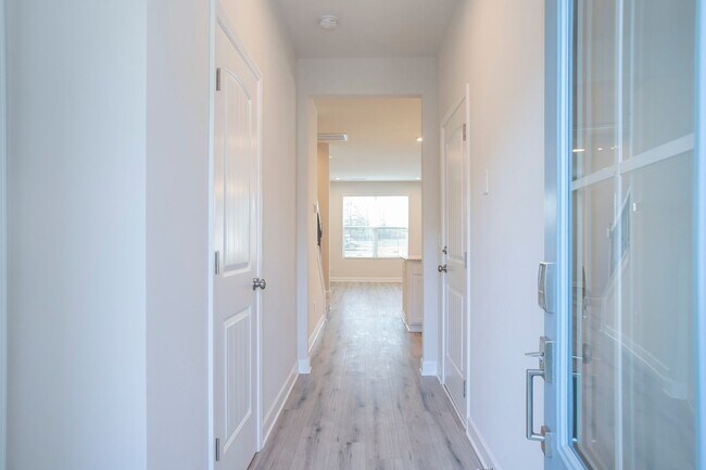 Building Photo - 2031 Sperling Dr