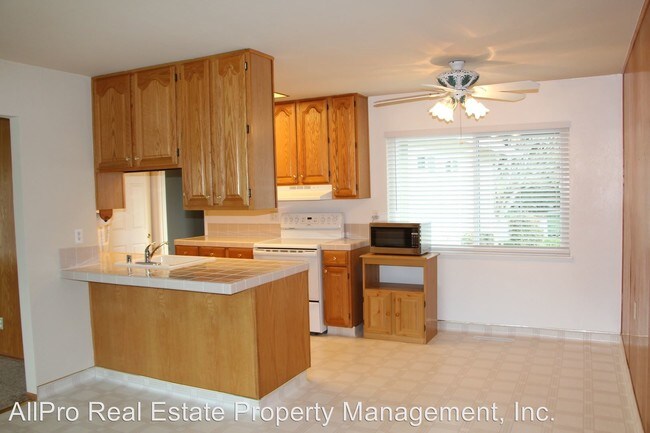 Building Photo - 3 br, 2 bath House - 467 School Street