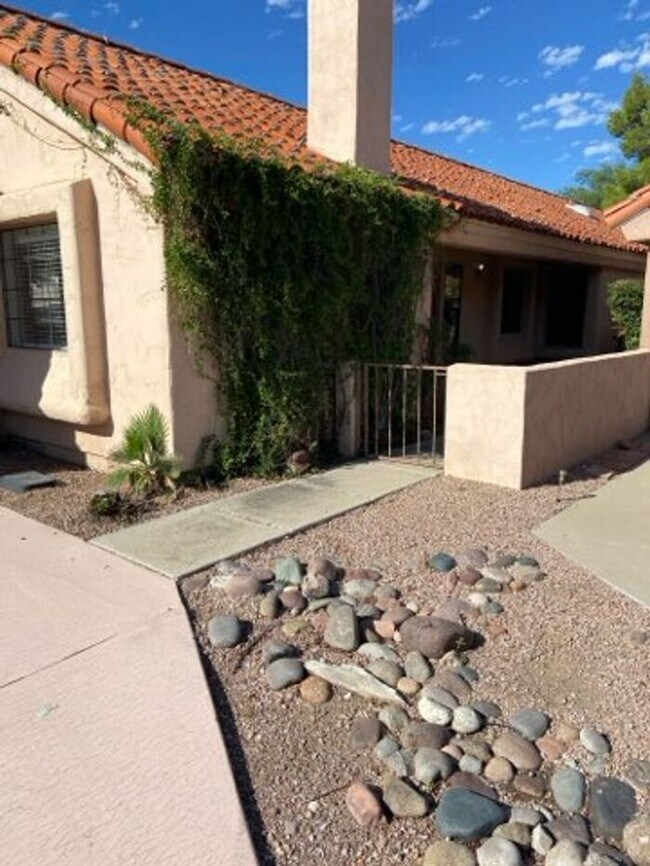 Building Photo - Sabino Canyon - Large 3 bed 2 bath