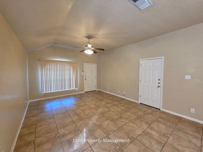 Foto del edificio - 2 Bed/2 Bath Duplex in Trimmier Estates! 500.00 off 1st full months rent