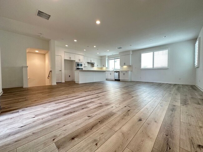 Foto del edificio - 4 Bedroom home for leasing in Irvine