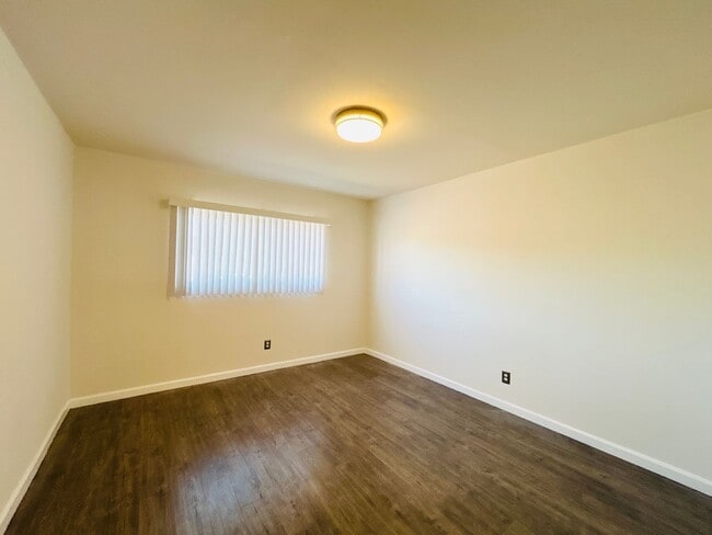 Building Photo - 539 E Hyde Park Pl