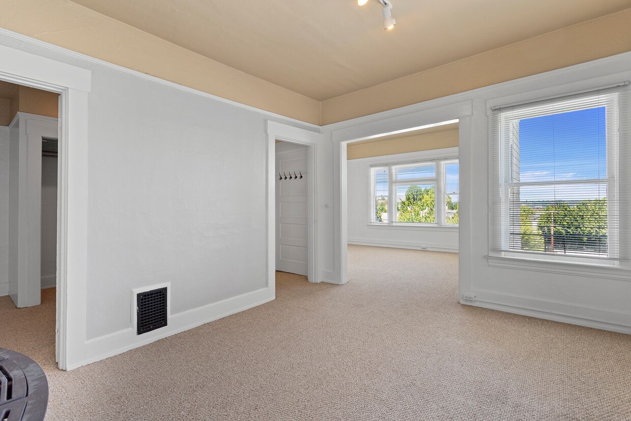 Primary Photo - 1 Bedroom close to SW! Pets Ok! Walking di...
