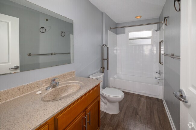 ADA - 2 habitaciones, 1 baño - 700 pies cuadrados - Baño - Mayfair Village