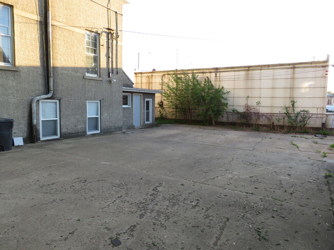 Building Photo - 310 E Washington St
