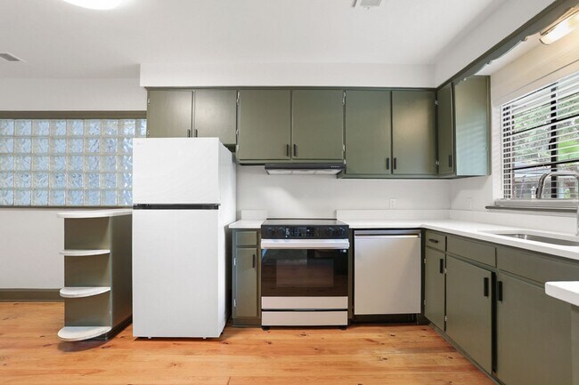 Foto del edificio - Renovated 3BR / 2BA Home for Rent on Gordonston Ave