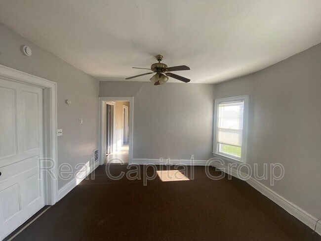 Foto del edificio - 408 Woodlawn Ave