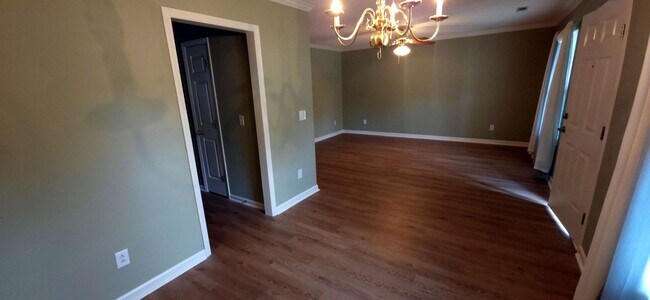 Building Photo - Great one level home close to shopping and highway