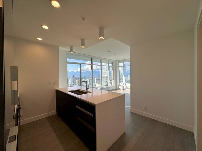 Building Photo - 6511 Sussex Av