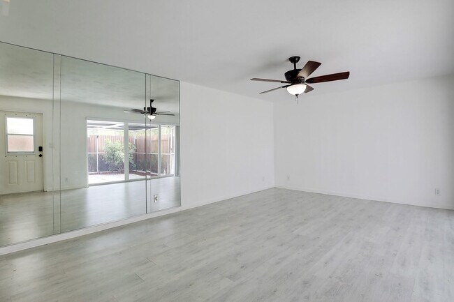 Foto del edificio - 124 West Ct