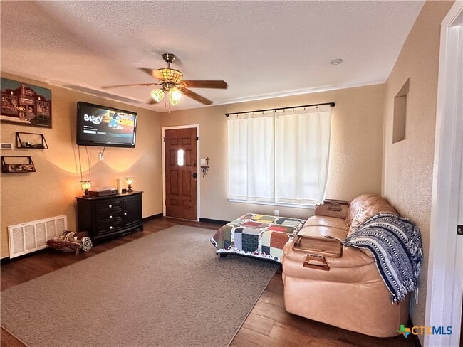 Building Photo - 421 Broadway St