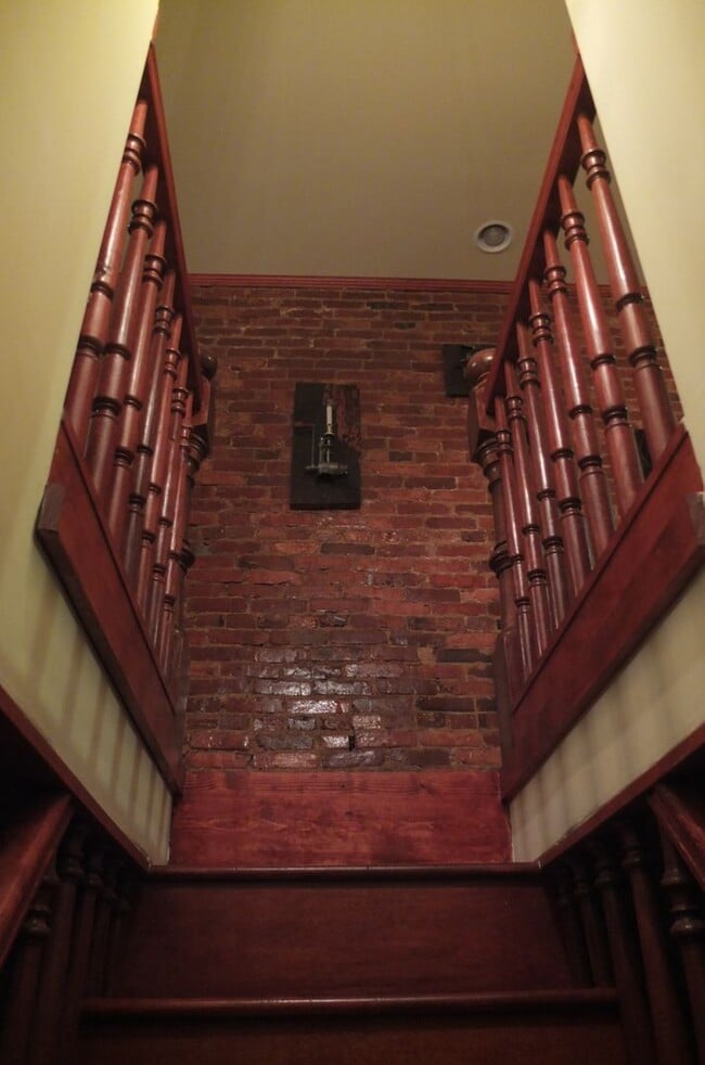 Building Photo - Beautiful Renovated Four bedroom Townhome