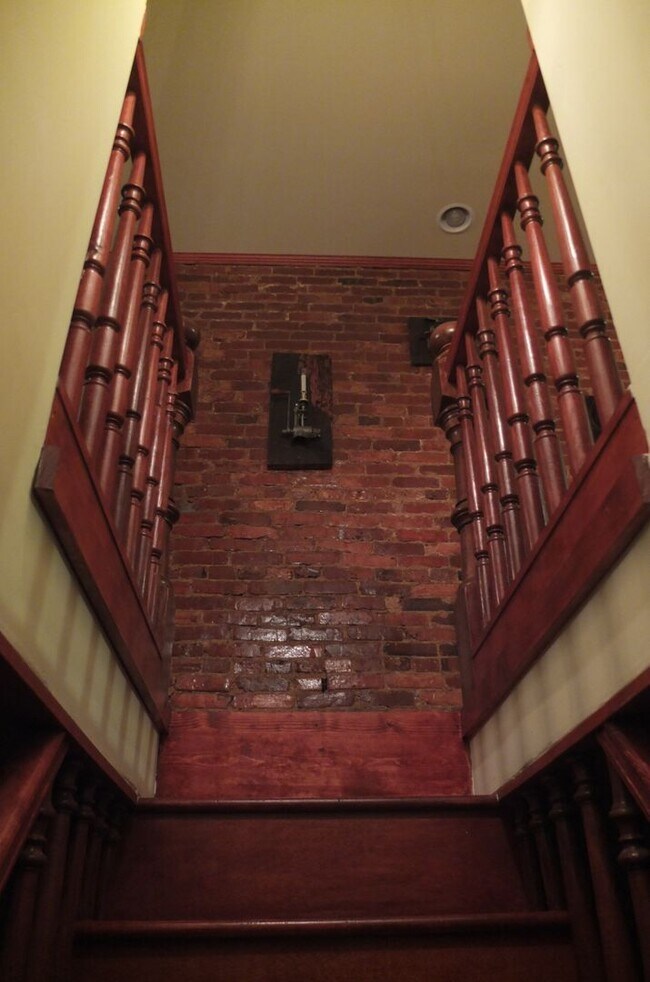 Foto del edificio - Beautiful Renovated Four bedroom Townhome