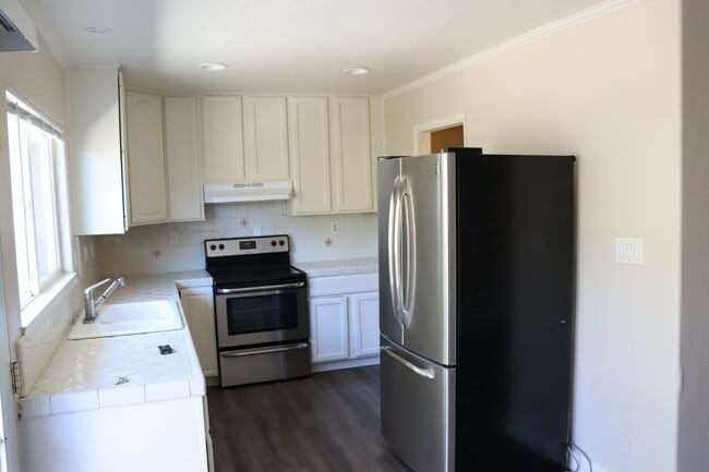 Foto del edificio - End unit 3 bedroom Townhouse Near Andrew H...