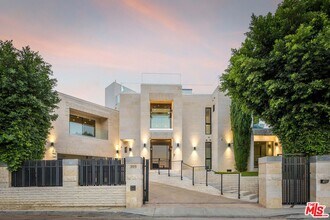 Building Photo - 3911 Cody Rd Building Photo - 3911 Cody Rd