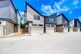 Building Photo - 13102 Honey Suckle Ridge Ln