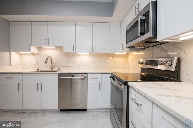 Building Photo - 1015 33rd St NW