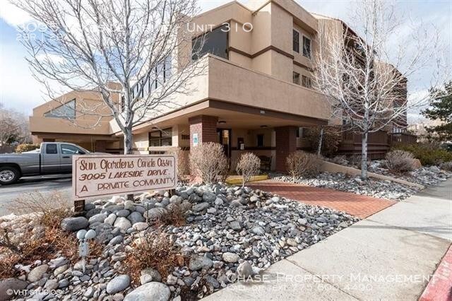 Building Photo - 3095 Lakeside Dr
