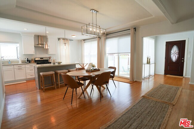 Building Photo - 311 N Doheny Dr